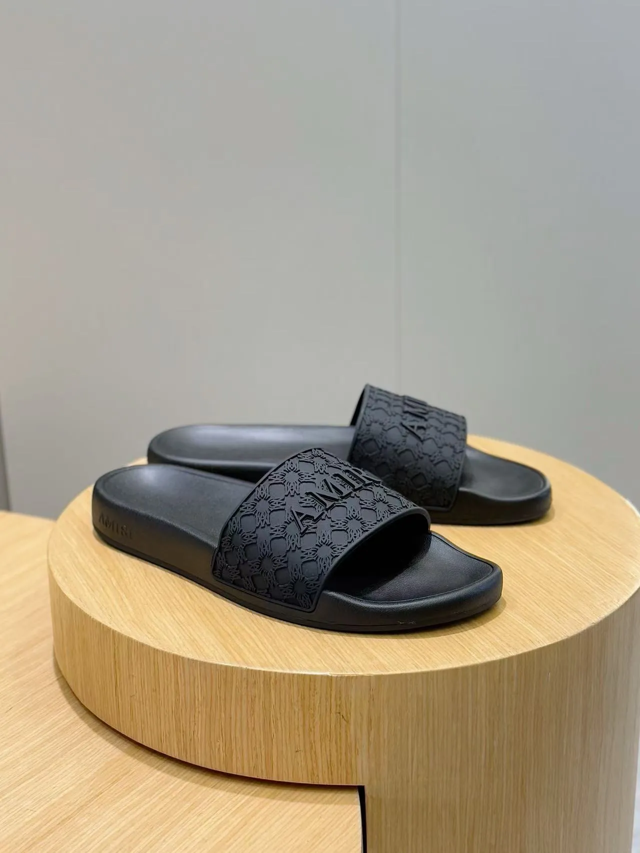 [AMIRI* Emil] P: 300💰 Size: 39-45 Official website new original 1:1 AMIRI* Emil classic men's slippers, high-end boutique, original material, TPU upper, foam bottom, fine workmanship, casual, loose and comfortable, a must-have in summer.